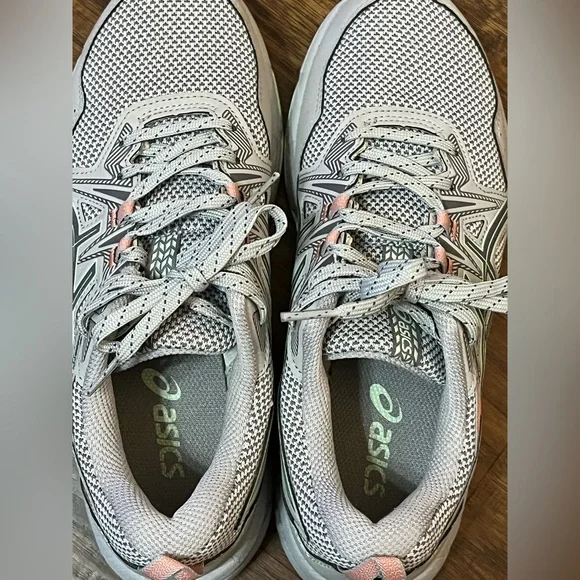 Grey ASICS sneakers. Gel-Venture 8. Women’s size 8. Great pre-owned condition - Picture 2 of 9